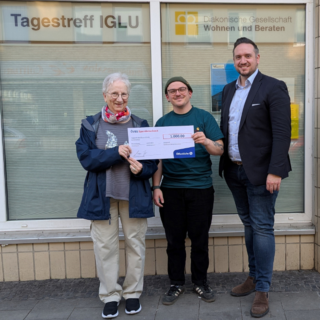 Sozialarbeiter Jonda Napieralski (Mitte) vom Tagestreff Iglu nimmt die Spende von Dennis Dunkel ,Regionaldirektor der Öffentlichen Versicherung Braunschweig, entgegen.