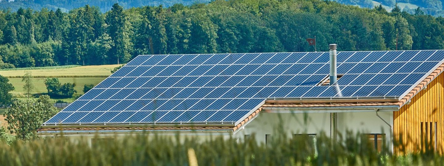Haus mit Photovoltaikanlage auf dem Dach