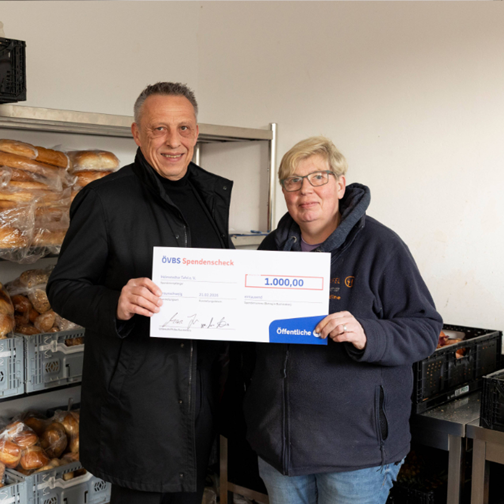 Uwe Czerner, Regionaldirektor der Öffentlichen in Helmstedt, übergibt die Spende an Nadine Kummert, Vorstandsvorsitzende der Helmstedter Tafel