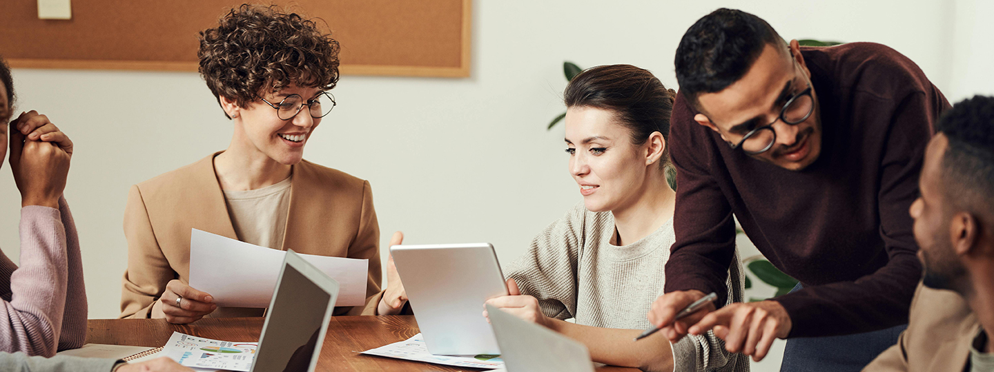 Makler der Öffentlichen schaut auf sein Smartphone
