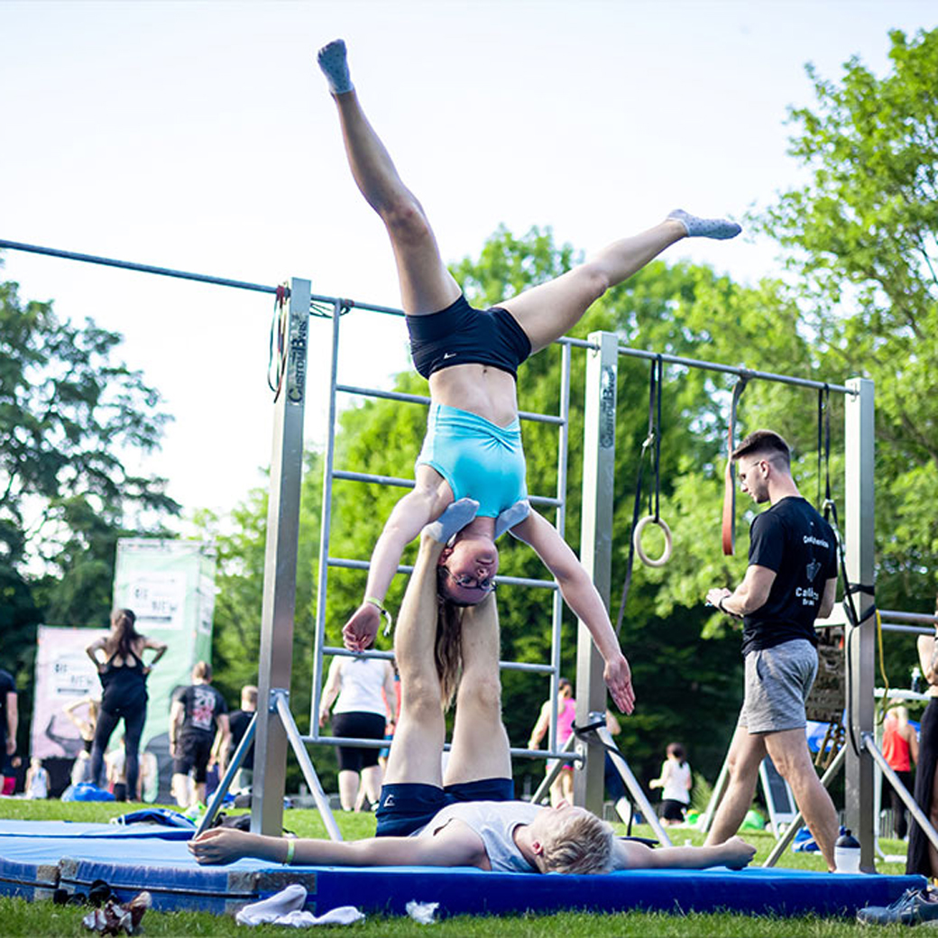 Zu zweit praktizierte Acro Yoga