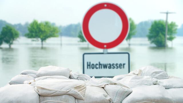 Hochwassergebiet mit Sandsäcken