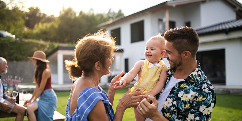 Familie in ihrem Garten vom Haus