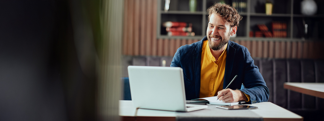 Pressevertreter recherchiert am Laptop zur Öffentlichen Versicherung Braunschweig