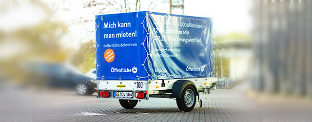Autoanhänger der Öffentlichen mit der Aufschrift "Mich kann man mieten!"