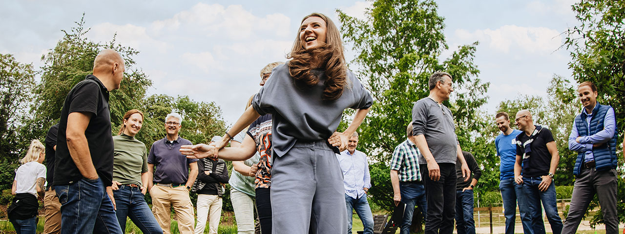 Menschen lachend mit Frau im Vordergrund