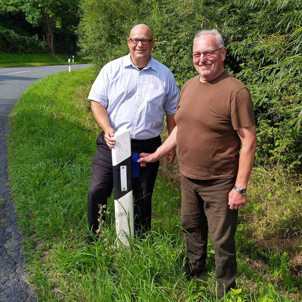 Ralf Windisch aus der Geschäftsstelle der Öffentlichen in Grasleben übergibt 100 Wildwarnreflektoren an Jäger Stefan Bastubbe aus dem Revier Rümmer und Klein Twülpstedt