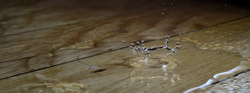 Wasserschaden auf dem Fußboden bevor der Handwerkerservice der Öffentlichen kommt