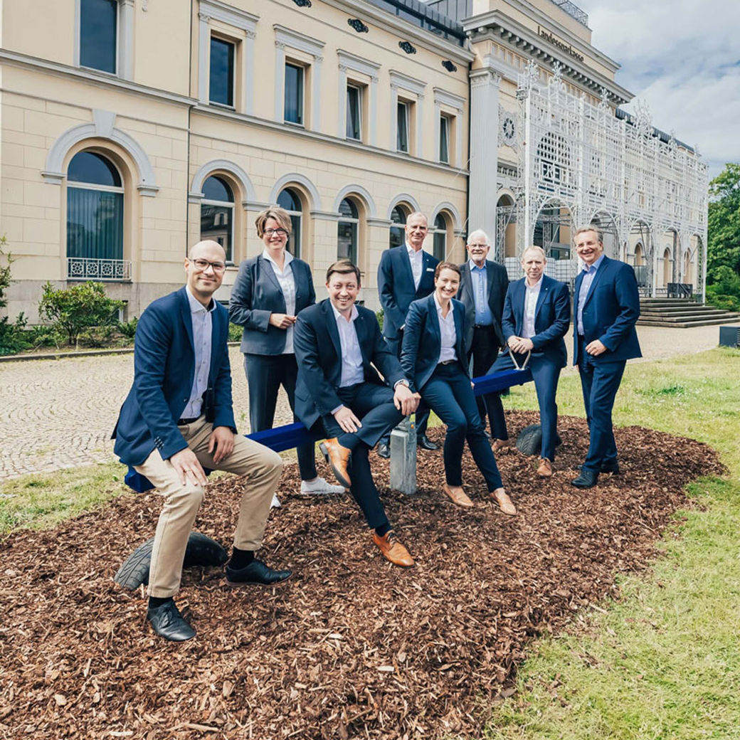 Vor dem alten Bahnhof stehen: Friedemann Schnur (Braunschweigische Stiftung), Tanja Dresselmann und Lars Dannheim (beide Braunschweigische Landessparkasse), Dr. Alexander Tourneau und Nina Hajetschek (beide Öffentliche), Gerhard Glogowski (Braunschweigische Stiftung), Marc Knackstedt (Öffentliche) und Dr. Ingo Lippmann (Braunschweigische Landessparkasse)