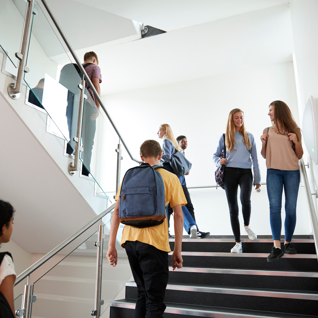 Studierende auf einer Karriere-Messe in einem Treppenaufgang