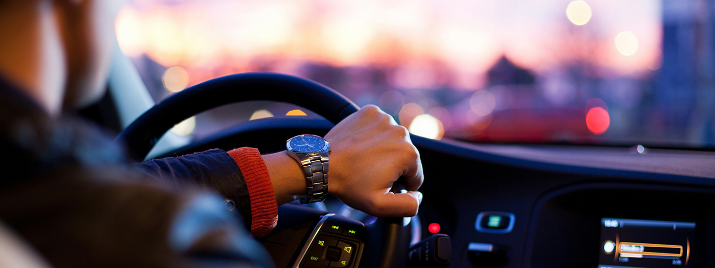 Mann sitzt am Steuer seines Fahrzeugs aus dem Firmenfuhrpark