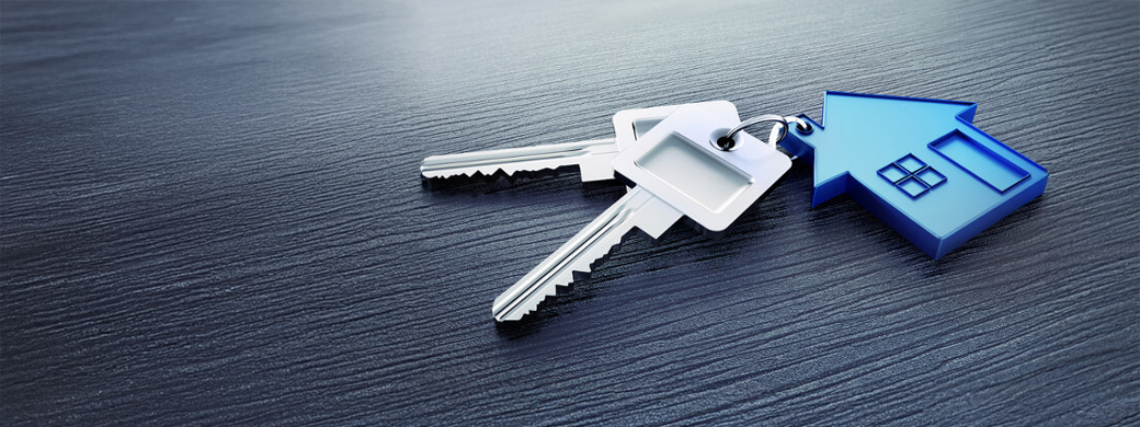 Schlüsselbund mit blauer Immobilie als Schlüsselanhänger