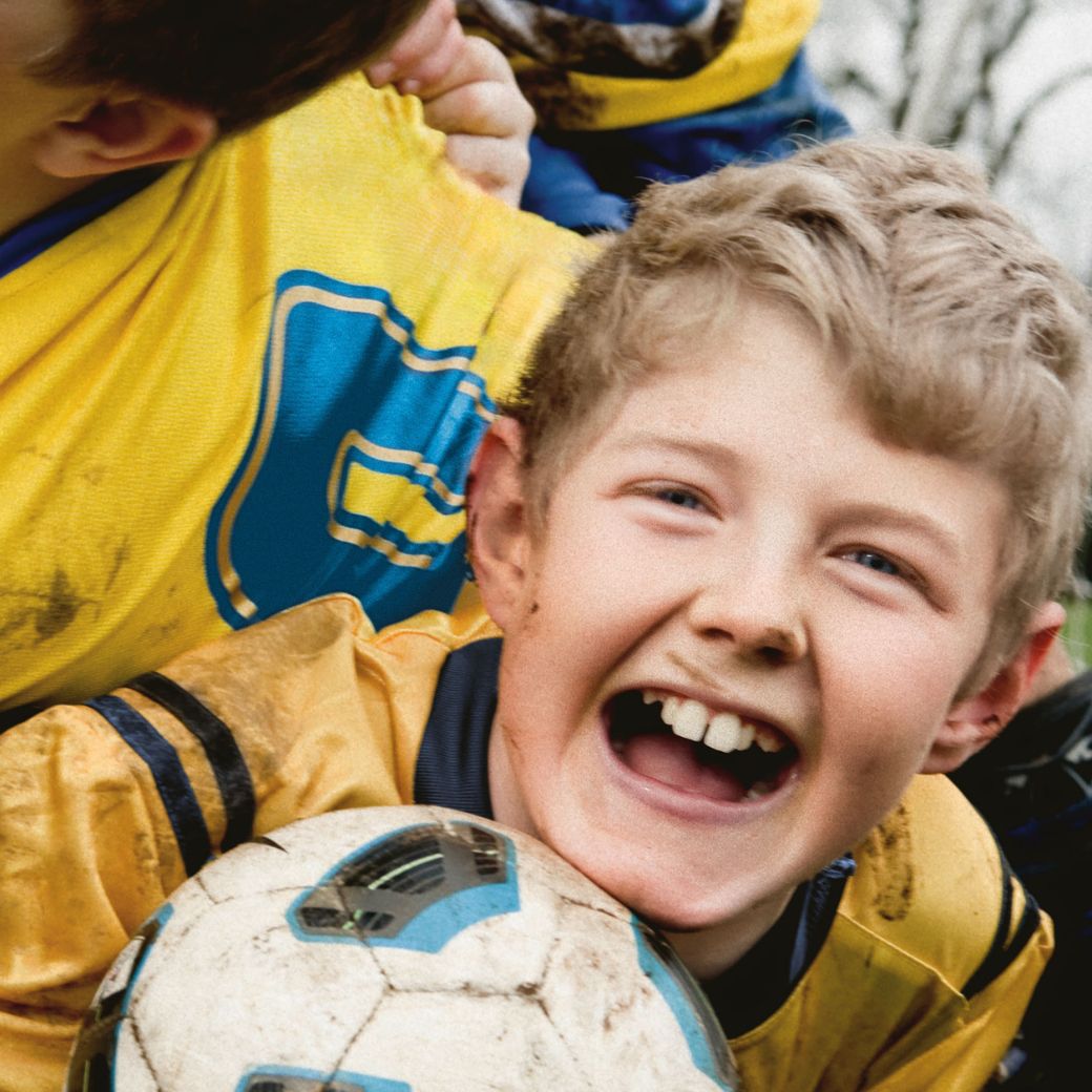 Kinder beim Fußball spielen
