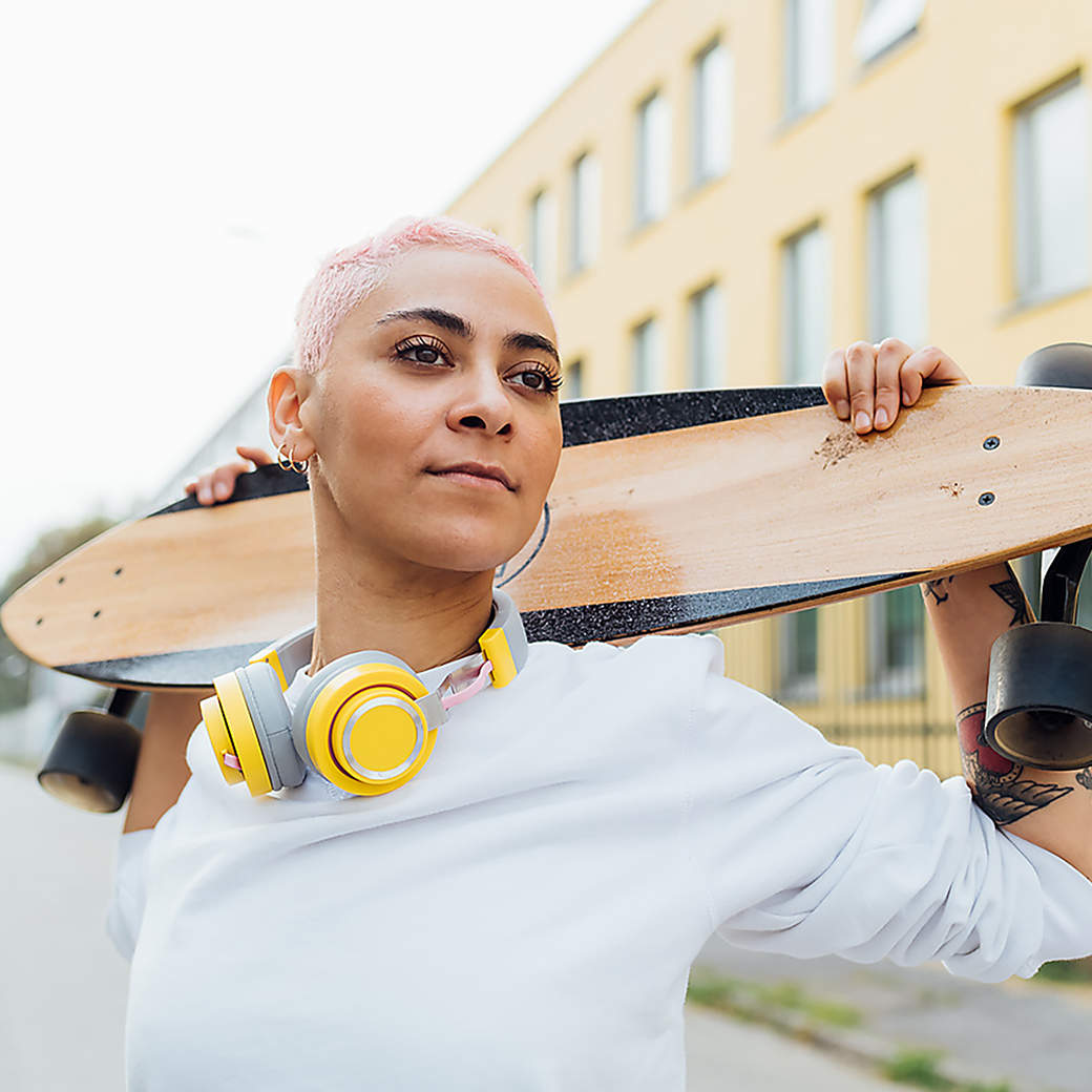 Junge Frau mit Skateboard