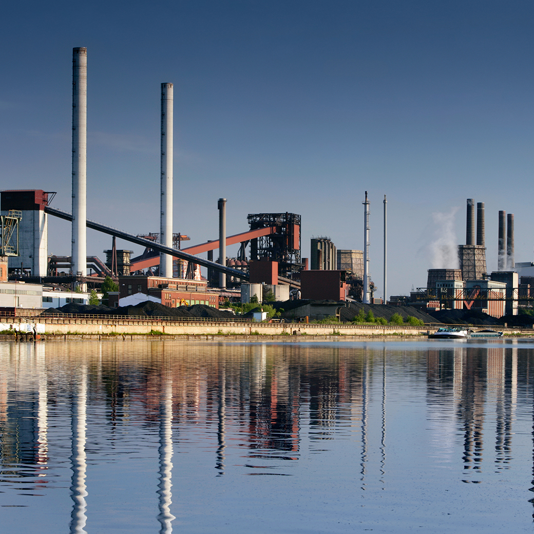 Gewässer vor Industriestandort