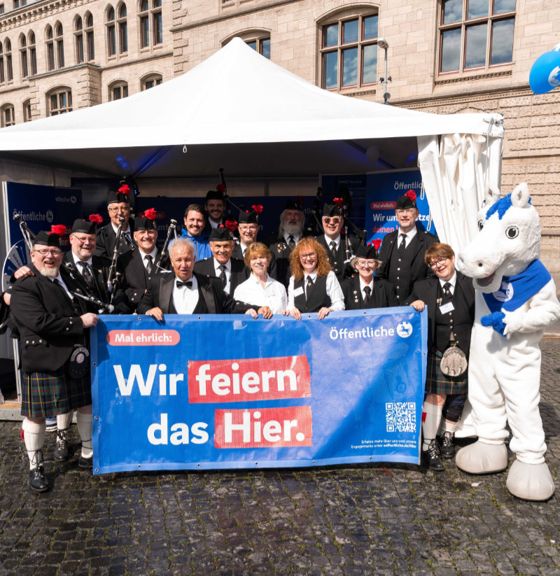 Die Musikerinnen und Musiker von Pipes & Drums of Brunswiek freuen sich über den zweiten Platz beim Spendenglücksrad der Öffentlichen zum Tag der Niedersachsen