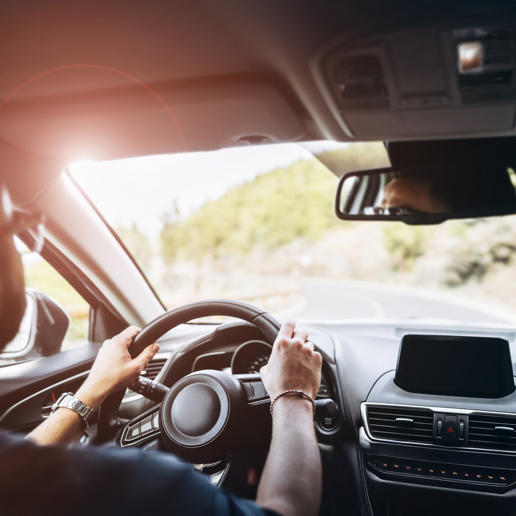 Mann sitzt am Steuer eines Autos