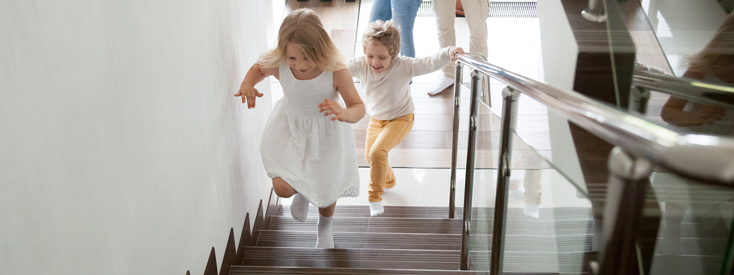 Kinder im Flur eines Hauses