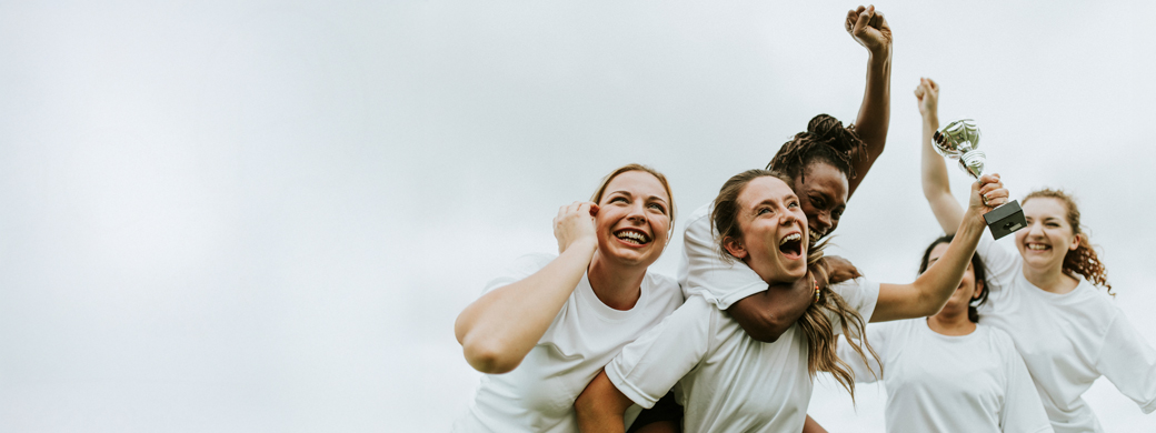 Frauen halten einen Pokal und freuen sich über ausgezeichnete Testergebnisse der Öffentlichen Braunschweig