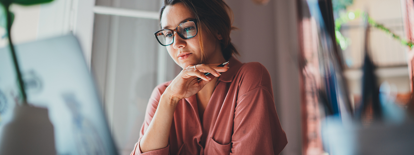 Frau informiert sich am Laptop über die Privathaftpflichtversicherung der Öffentlichen Versicherung Braunschweig