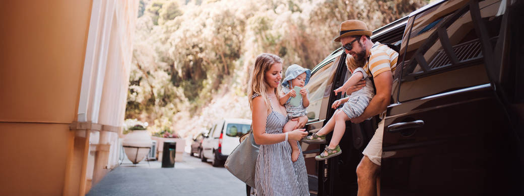 Bei der Öffentlichen versicherte junge Familie beim Aussteigen aus ihrem Van