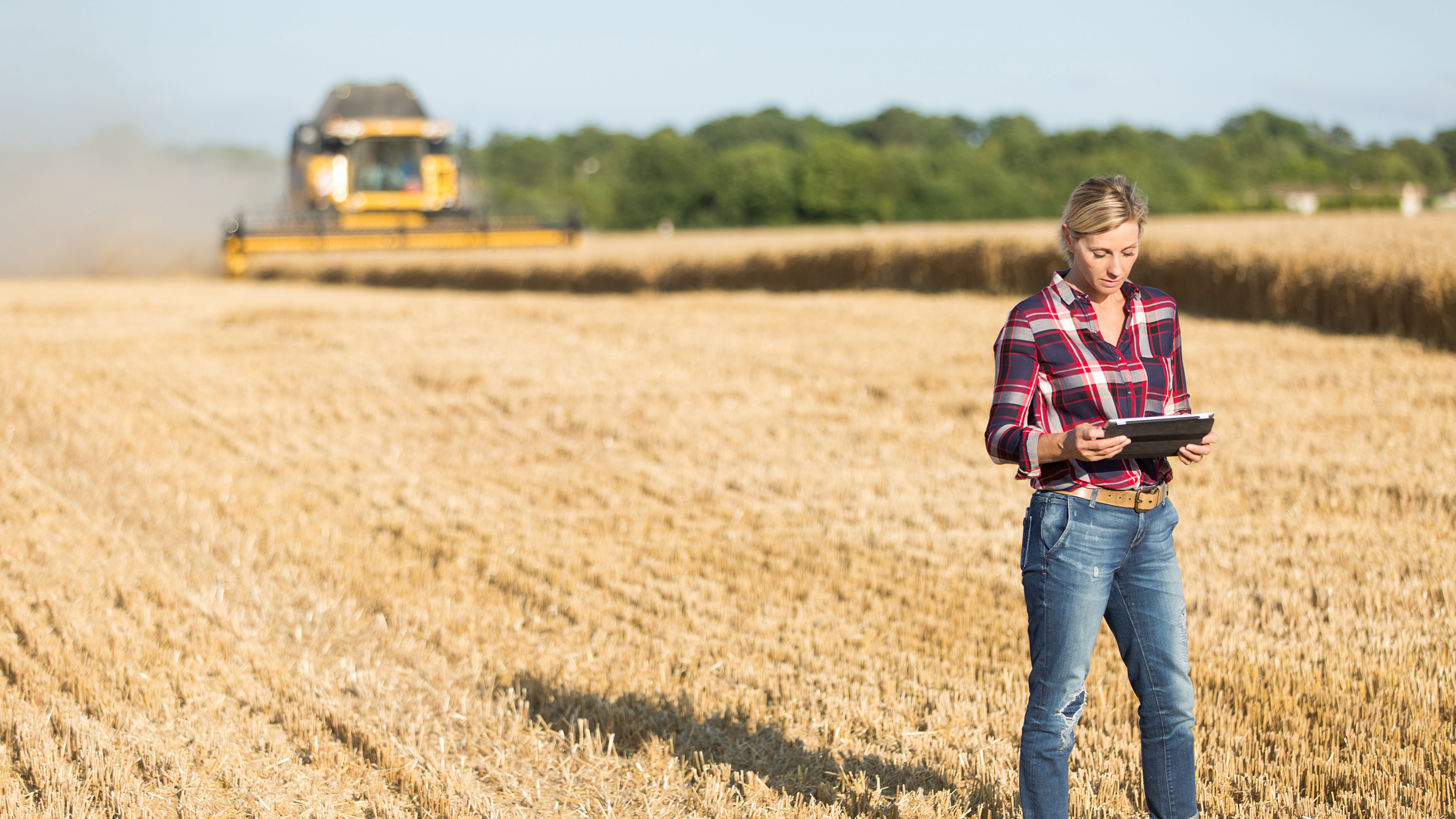 Landwirtin auf ihrem Acker