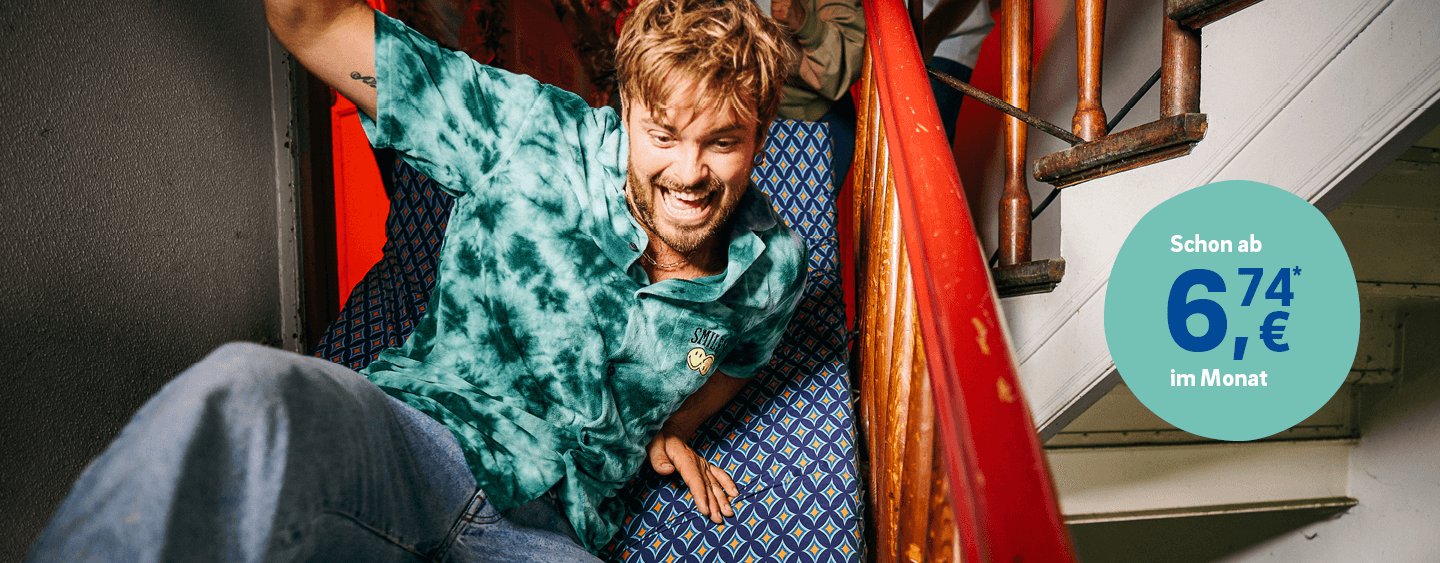 Mann rutscht eine Treppe hinunter; auf dem Bild steht: Unfallversicherung ab 6,74 € im Monat