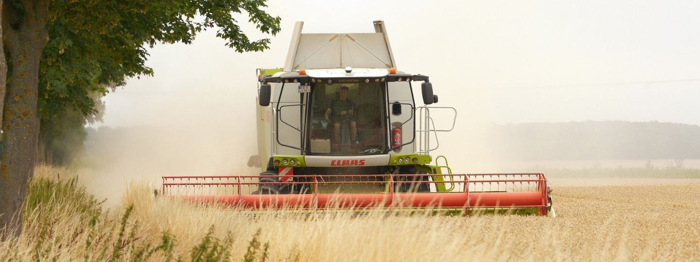 Zwei landwirtschaftliche Maschinen auf dem Acker