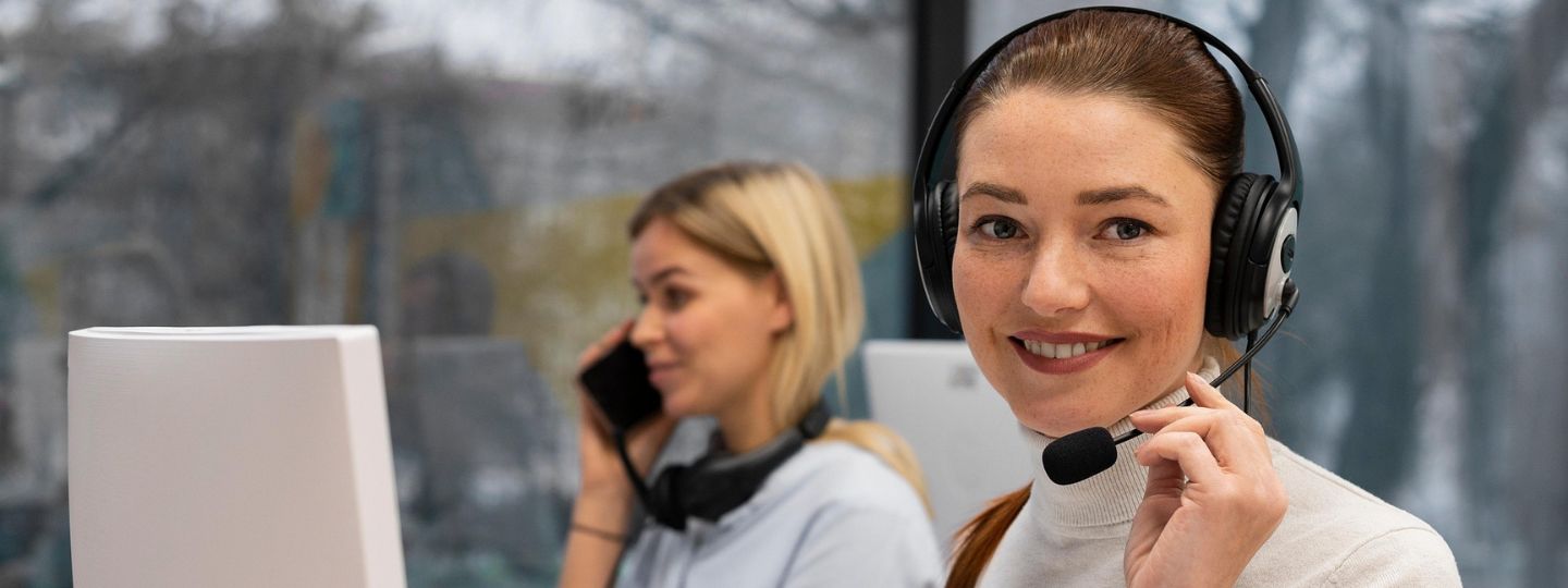 Kundenberaterinnen der Öffentlichen am Telefon in der Beratung