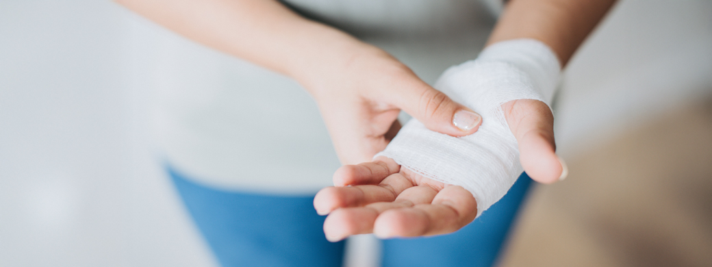 Eine Hand, die sich verletzt hat