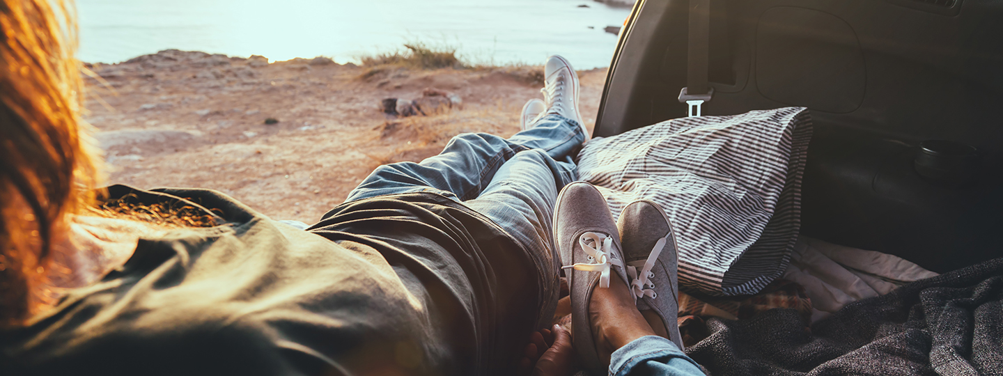 Zwei Personen im Bulli