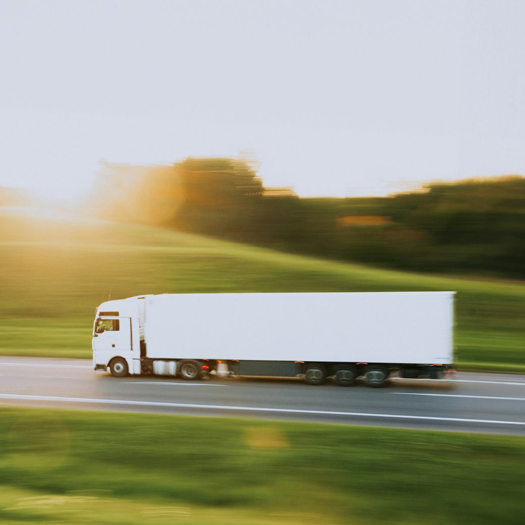 LKW auf dem Transportweg mit Waren