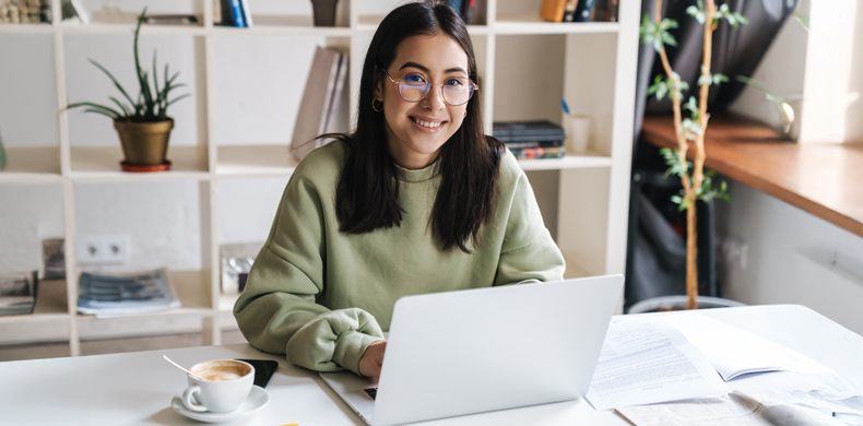 Frau arbeitet am Laptop im Büro – betriebliche Altersvorsorge für Mitarbeiter und Unternehmen