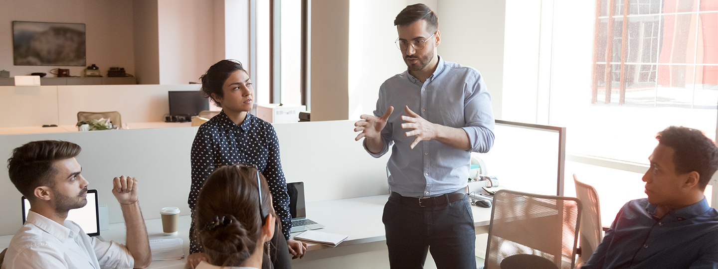 Geschäftsführer berichtet seinen Angestellten