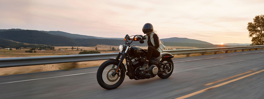 Kundin der Öffentlichen fährt auf ihrem Motorrad über einen Highway