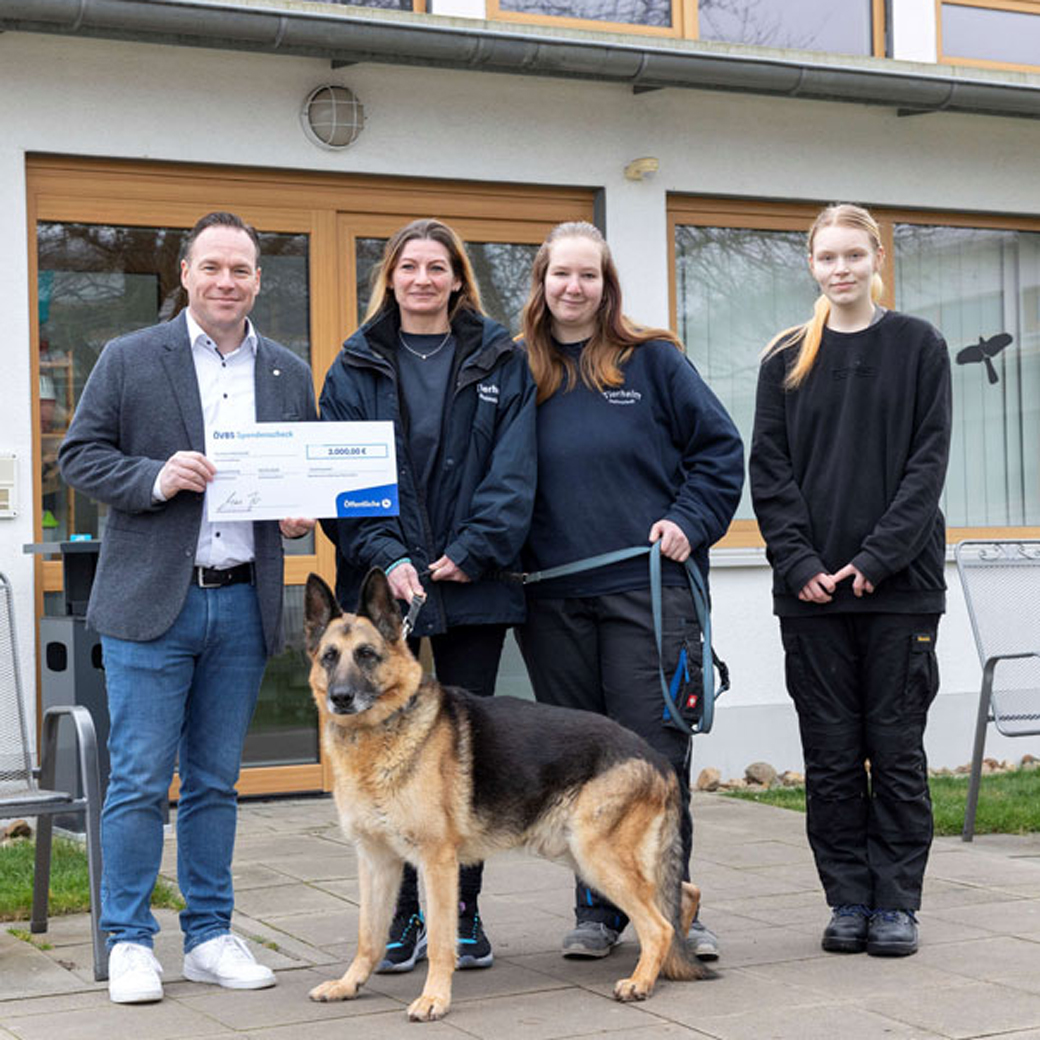Gordon Grund, Partner der Öffentlichen in Helmstedt, übergibt die Spende an Katharina Roye, Anna Reichert und Merle Laas vom Team des Tierheims (von links nach rechts) – auch Schäferhund Sputnik freut sich über den unverhofften Gewinn (Foto: Simone Hobrecht-Kettner)