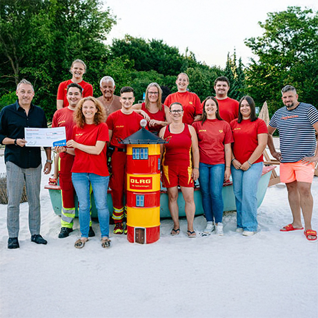 Marco Schübbe vom Team der Öffentlichen in Salzgitter-Engelnstedt übergibt die Spende an Schatzmeisterin Britta Waßmuß, die Teilnehmerin des Gewinnspiels der Öffentlichen.