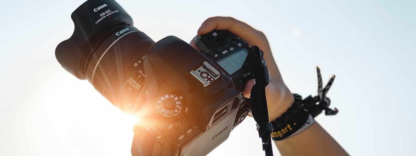 Reporter macht Pressebilder mit Fotokamera in der Hand