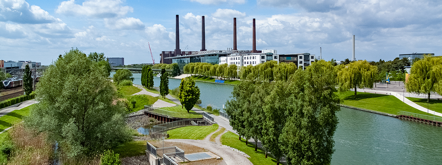 Landschaft mit Gewässer
