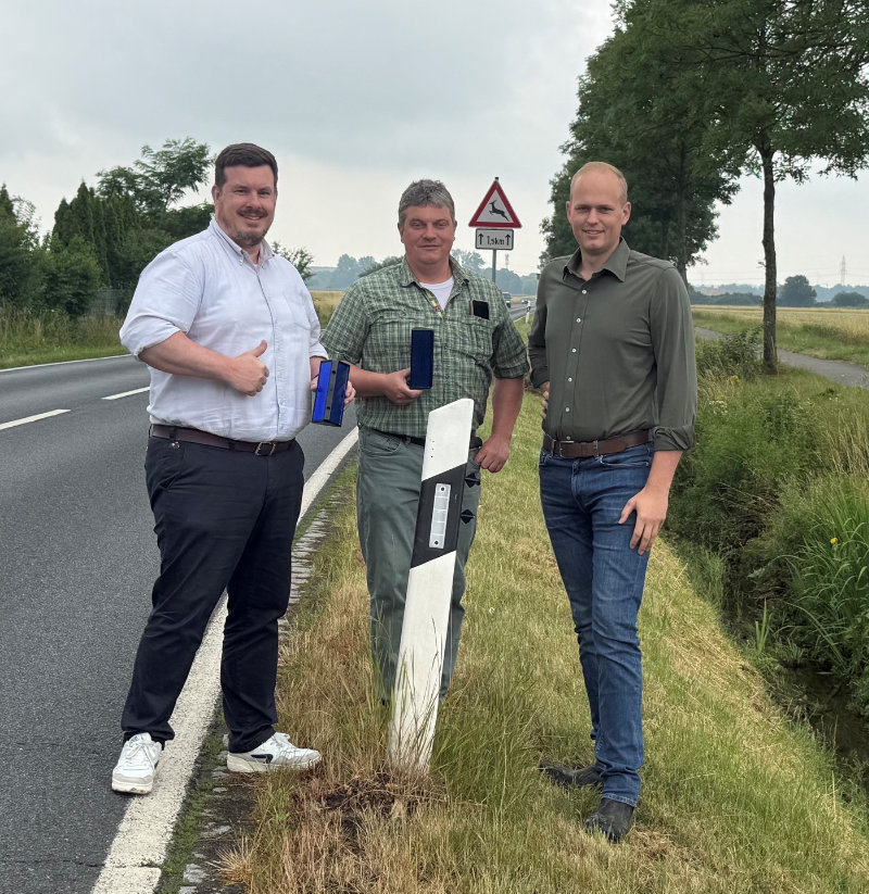 Jörn Rumstedt von der Öffentlichen übergibt die neuen Wildwarnreflektoren für die Landstraßen rund um Mascherode an die Jagdpächter Carsten Loges und Tom Bötel (von links nach rechts) 