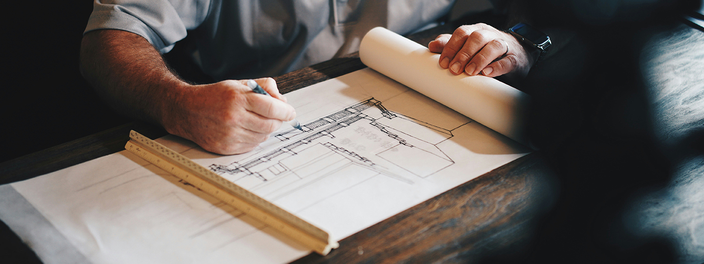 Mann erstellt Bauplan