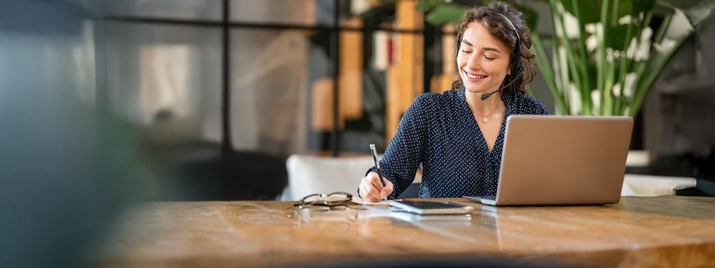 Service-Mitarbeiterin der Öffentlichen Versicherung Braunschweig telefoniert und macht sich Notizen