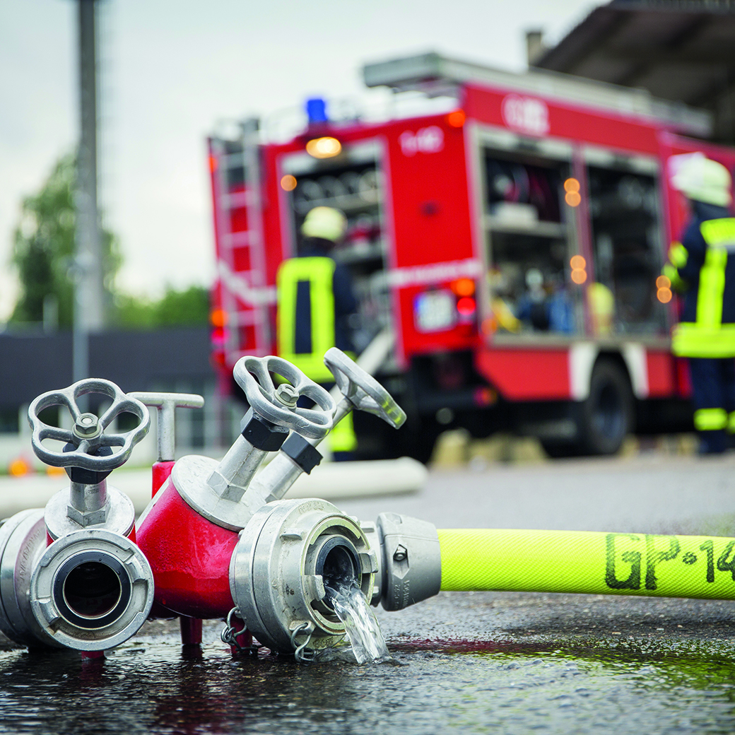Feuerwehrwagen mit Löschschlauch