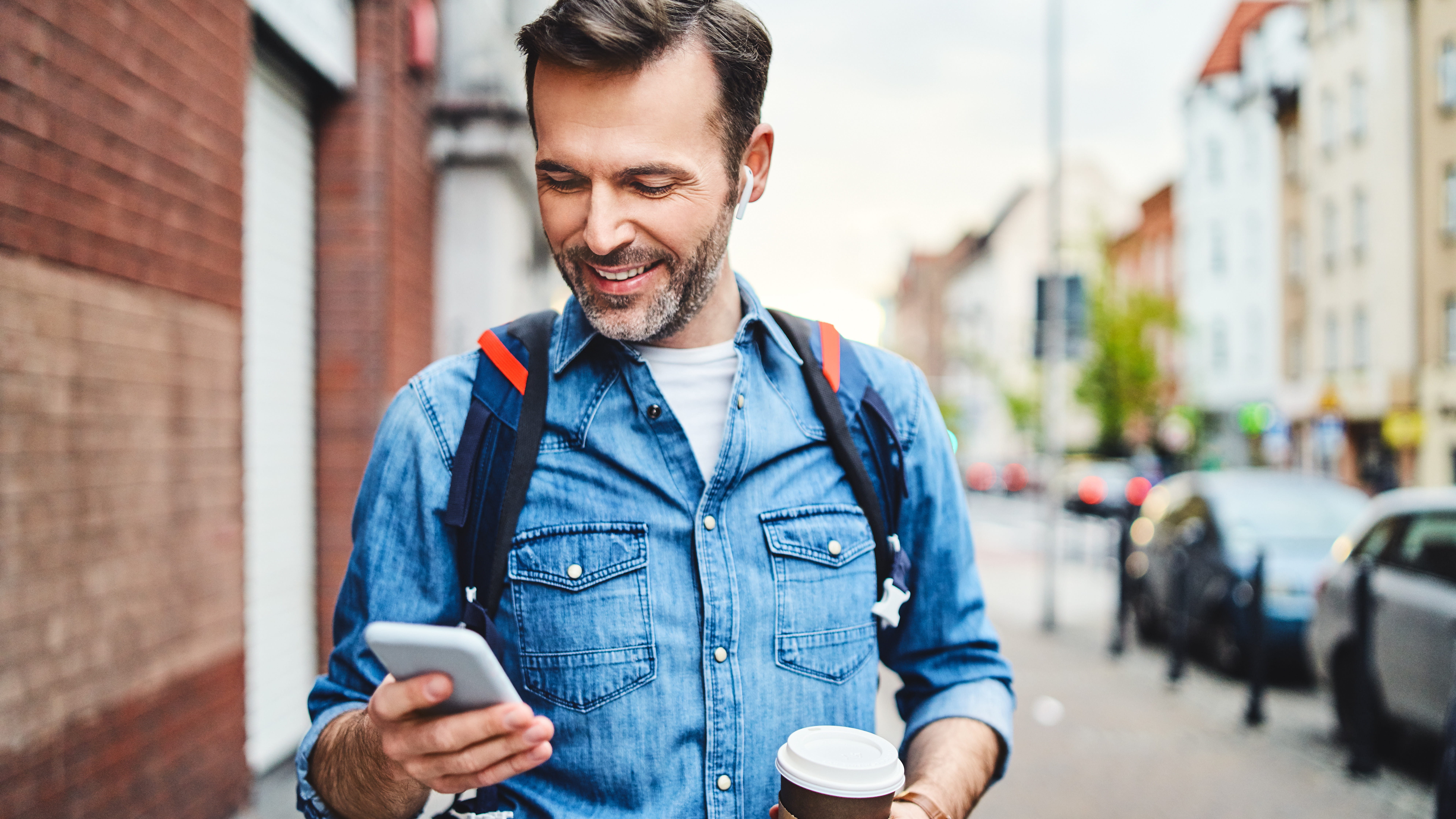 Mann schaut auf sein Smartphone