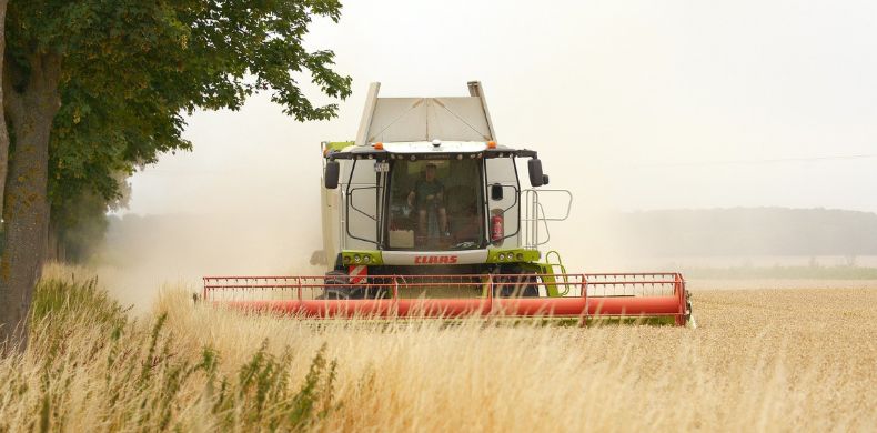 Zwei landwirtschaftliche Maschinen auf dem Acker