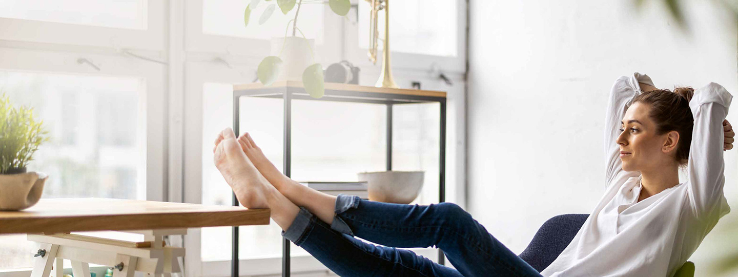 Kundin der Öffentlichen sitzt entspannt auf einem Stuhl