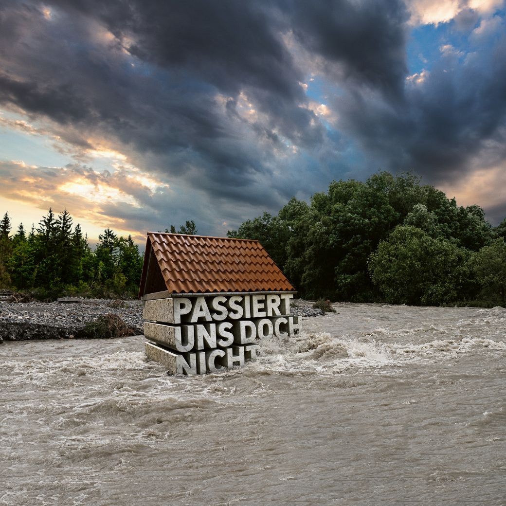 Ein Haus was durch das Hochwasser weggerissen wurde mit der Aufschrift 
