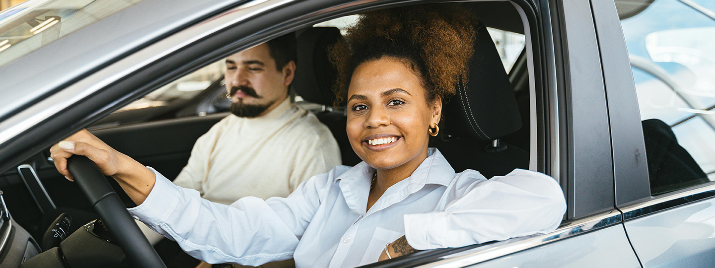 Zwei Mitarbeiter im Firmenfahrzeug