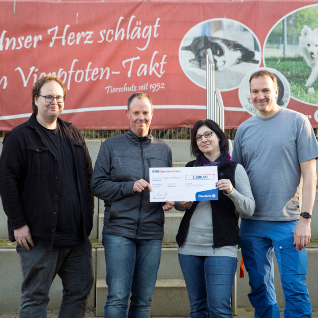 Bianca Roloff, Mitarbeiterin der Öffentlichen in Salzgitter-Lichtenberg, übergibt die Spende an Benjamin Kozlowksi (2. Vorsitzender des Tierschutzverein Salzgitter) und Adrian Maas (1. Vorsitzender)