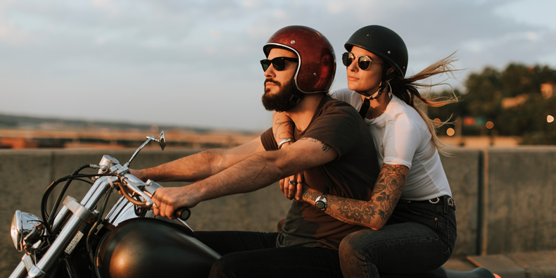 Mann und Frau auf dem Motorrad